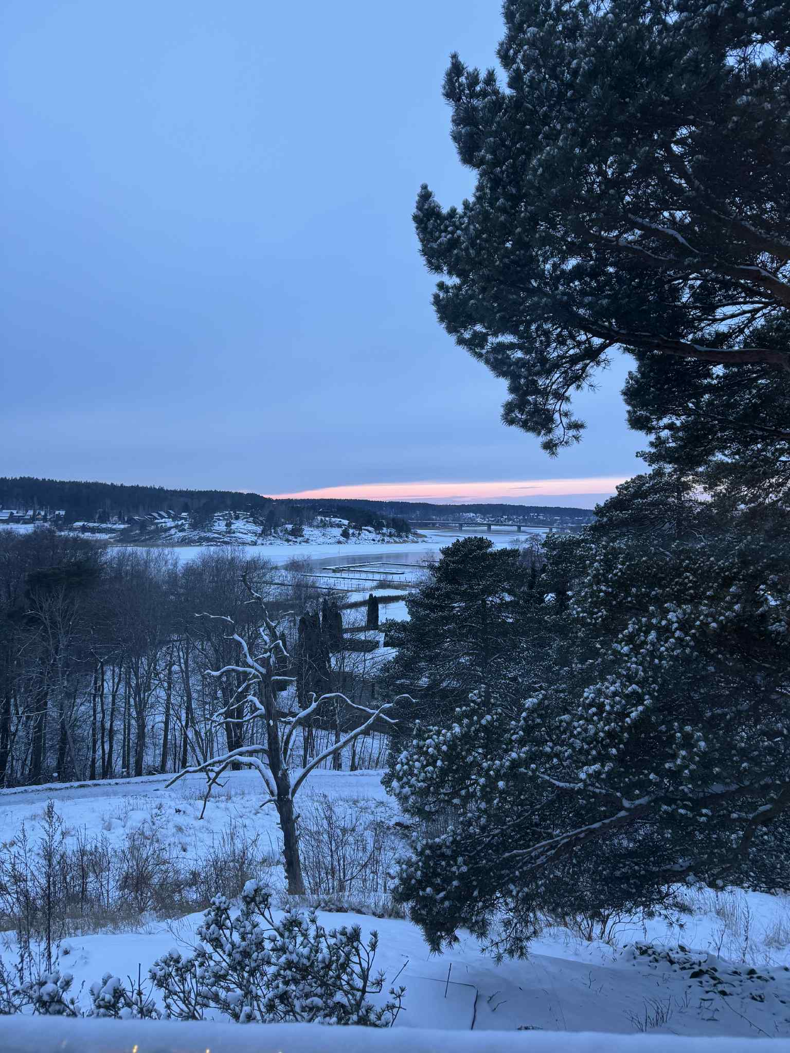 Sininen hetki maisemaikkunasta