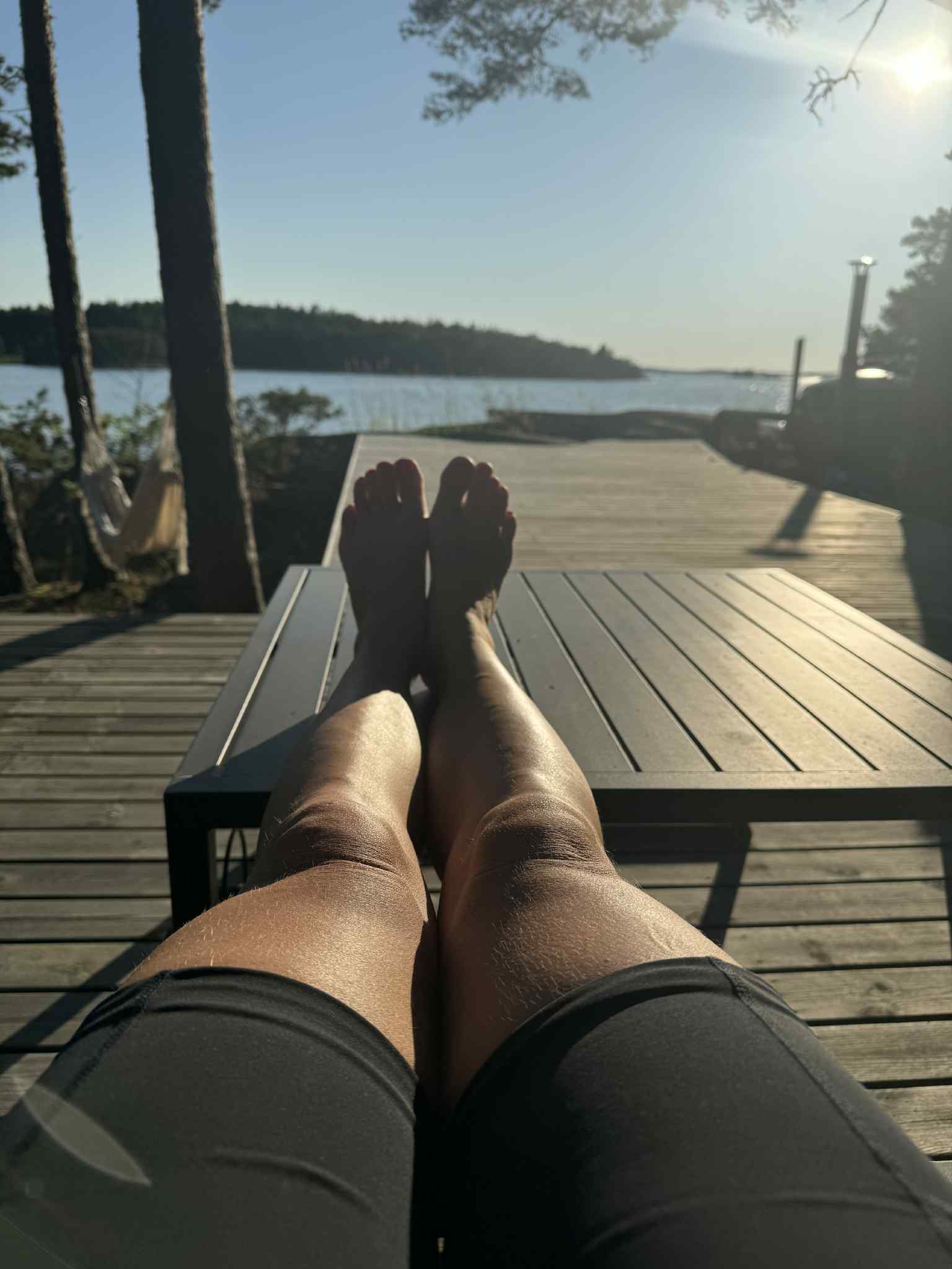 Minna jalat pöydällä mökillä
