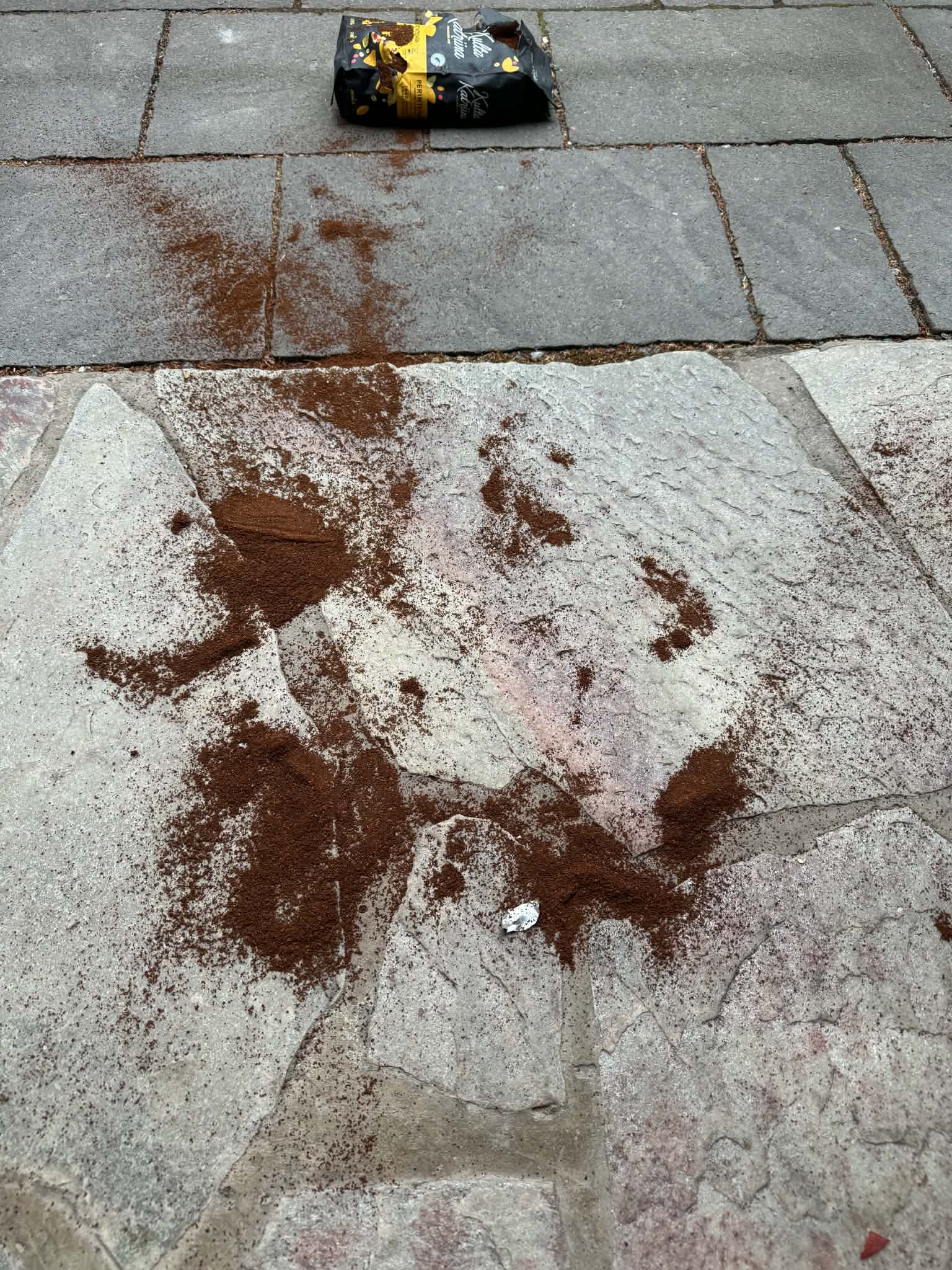 Kahvi levinnyt etupihaan