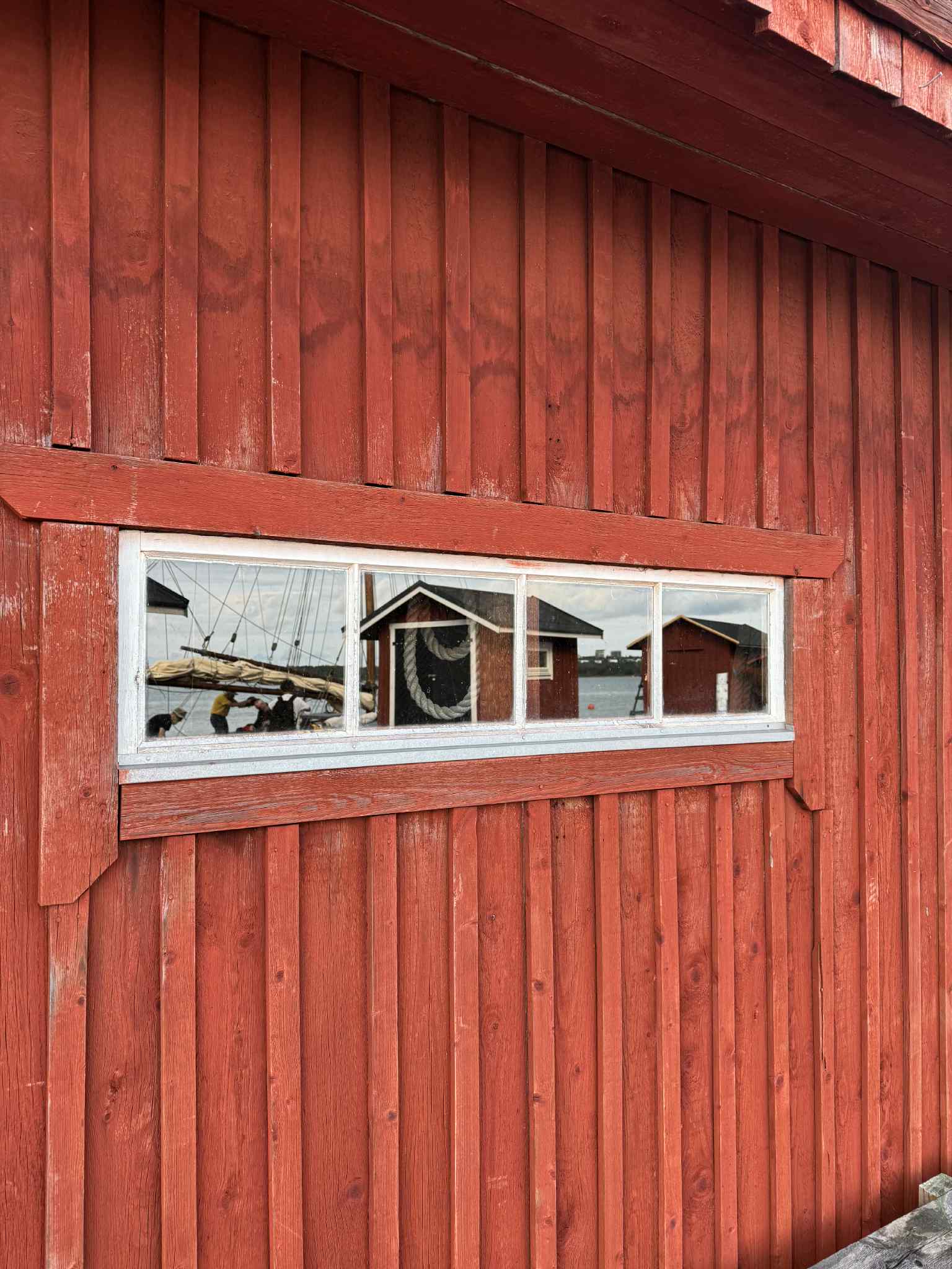 Heijastuskuva ikkunasta Maarianhaminassa