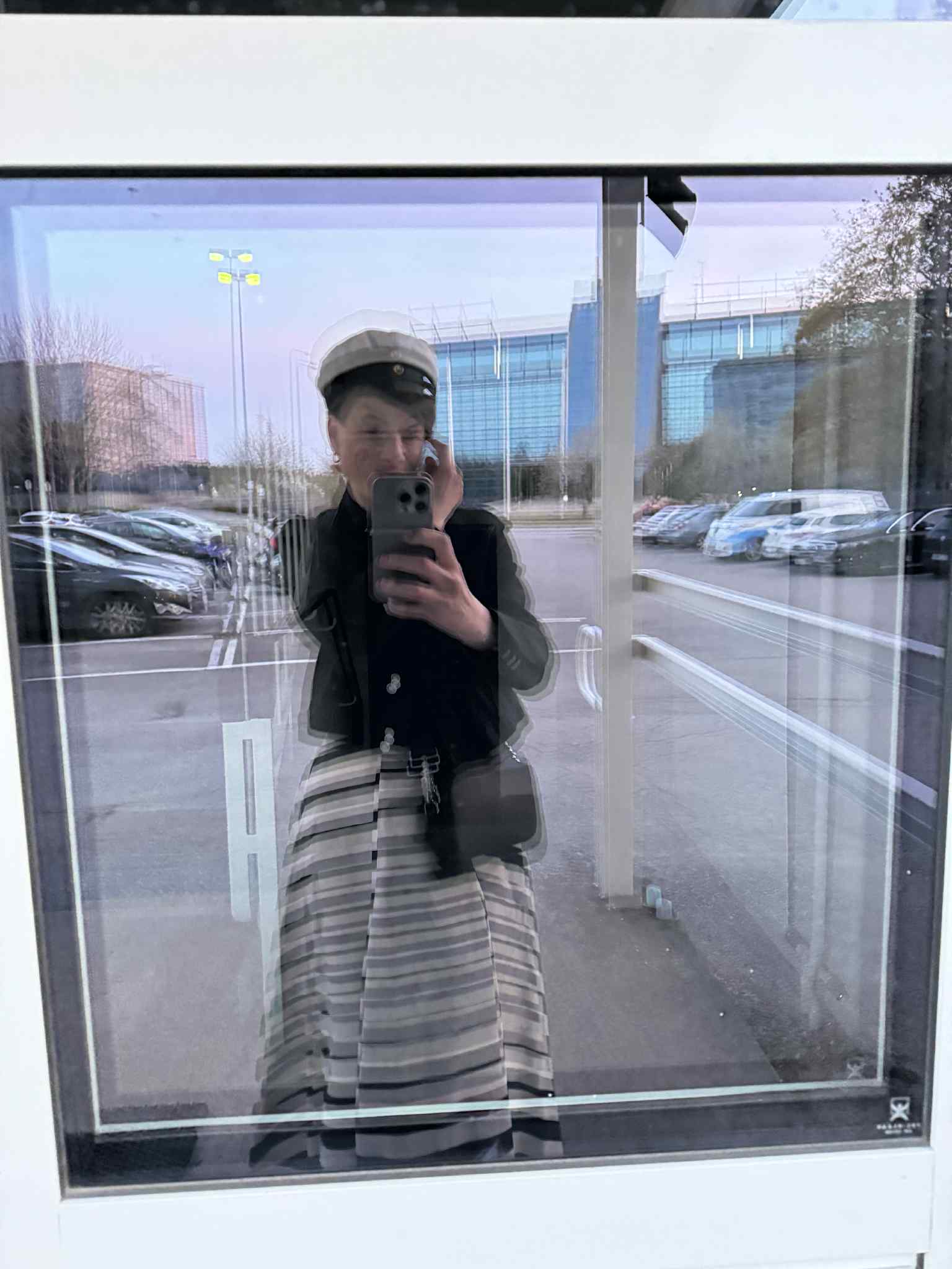 Minna peilaa oven lasiin itseään