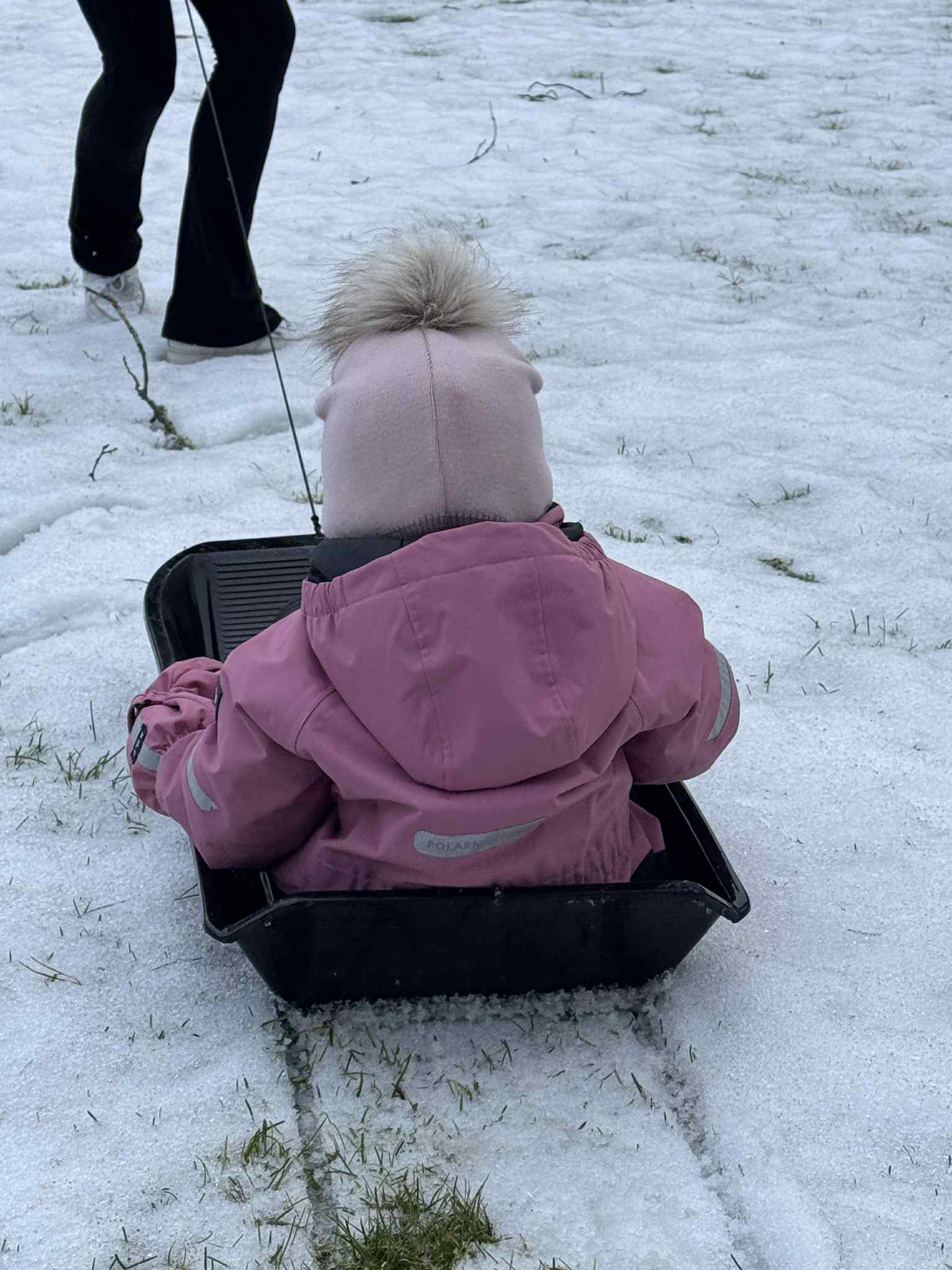 Kummityttö pulkassa