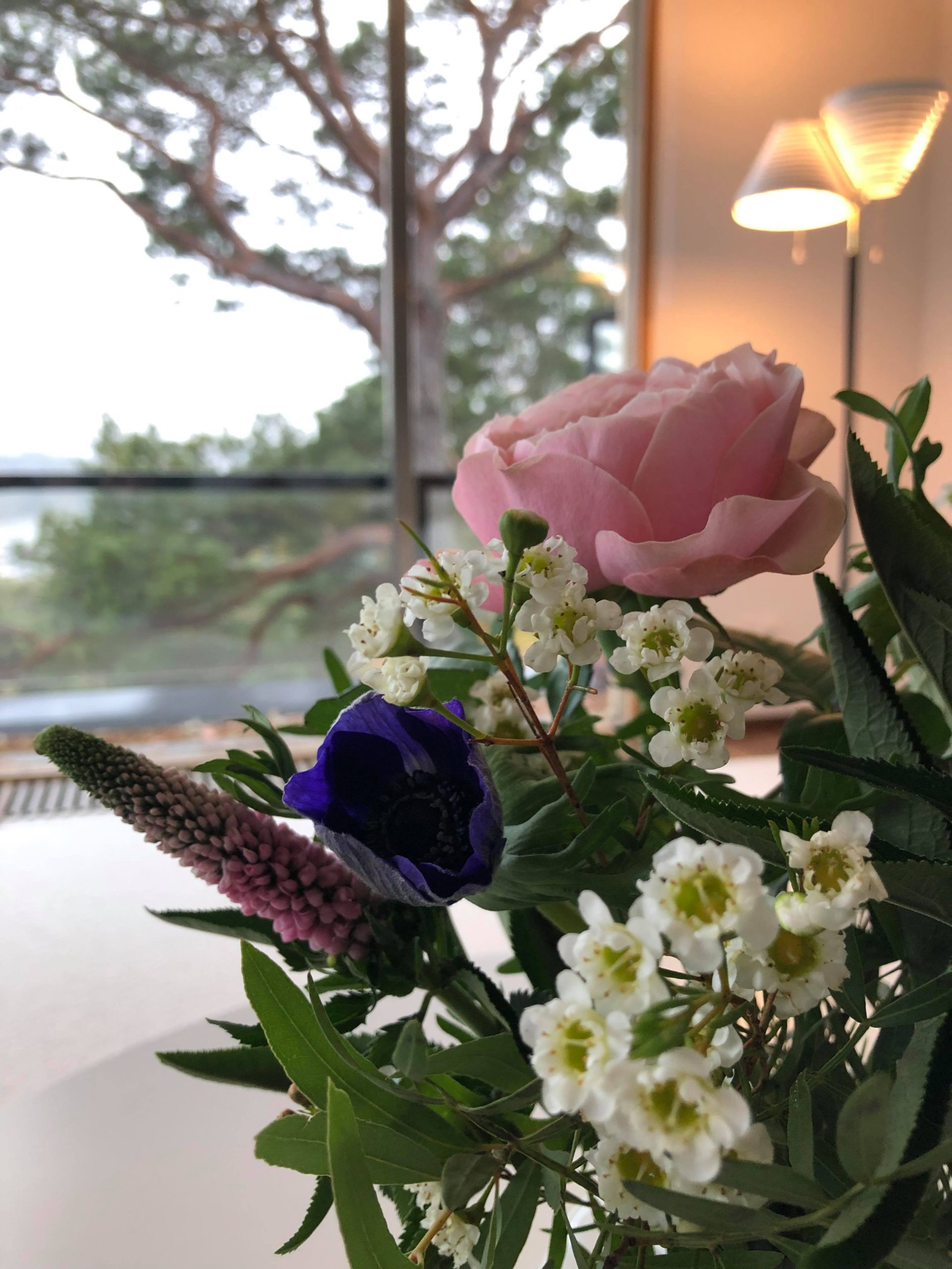 Kukkakimppu pöydällä