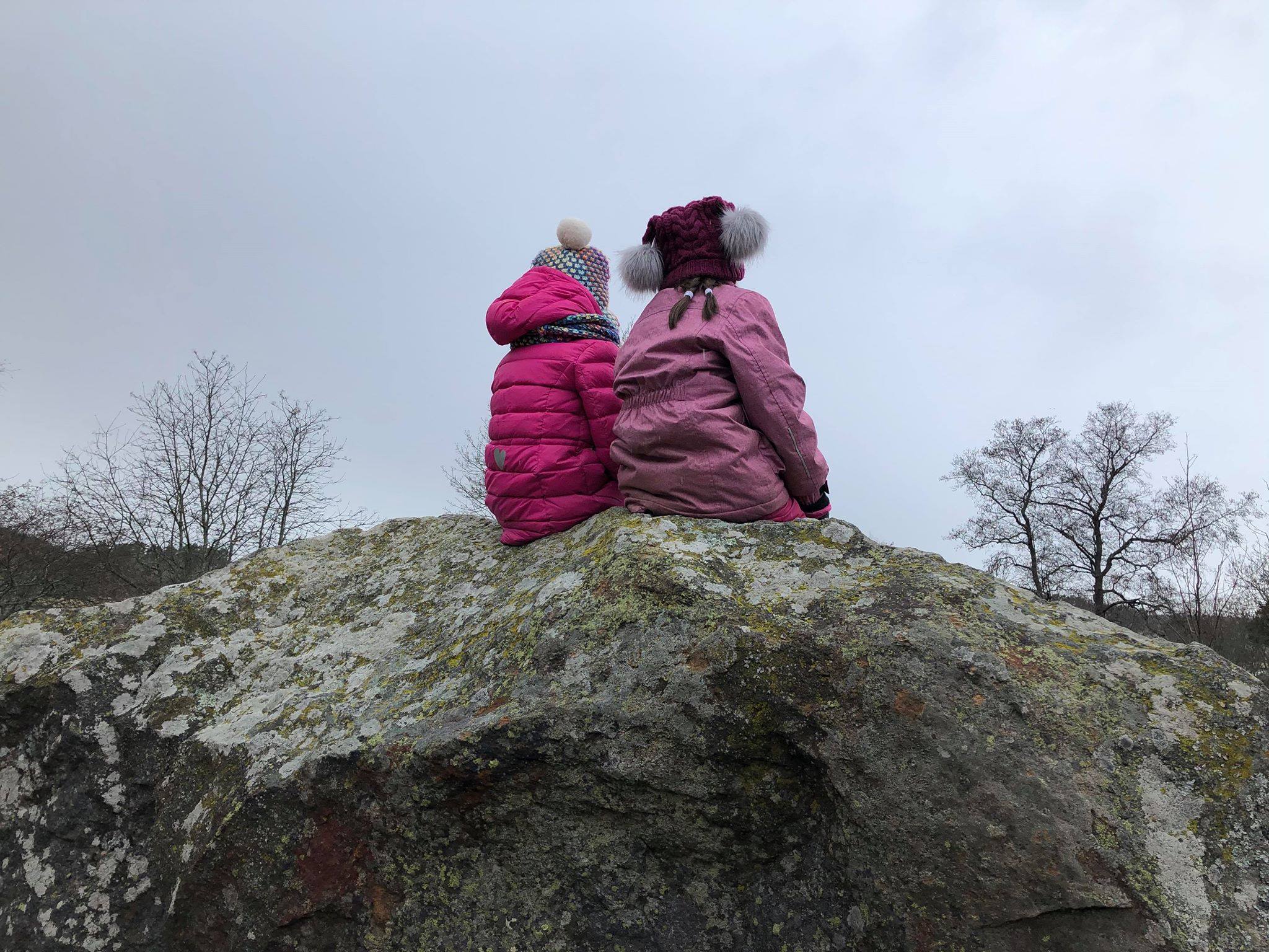 Tytöt kalliolla