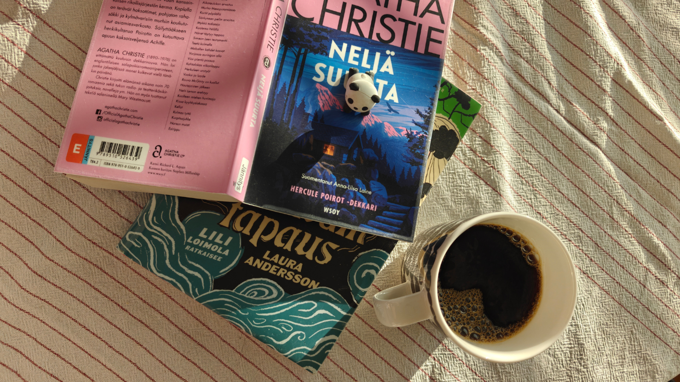  Kahvikuppi ja pino kirjoja, kuten Agatha Christien Neljä suurta, raidallisella liinalla peitetyllä pöydällä aurinkoisessa luonnonvalossa.