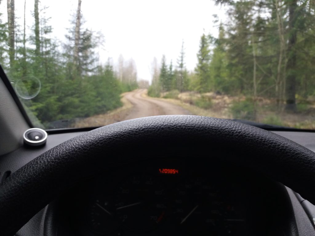 Tien päällä