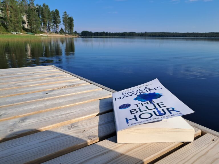 Paula Hawkins: The Blue Hour — pätevä trilleri sijoittuu karuun miljööhön