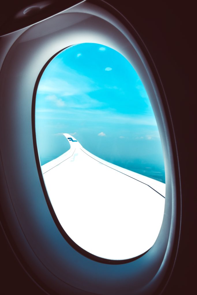 Kuva lentokoneen ikkunasta lentokoneen siivestä, jossa on Finnairin logo.