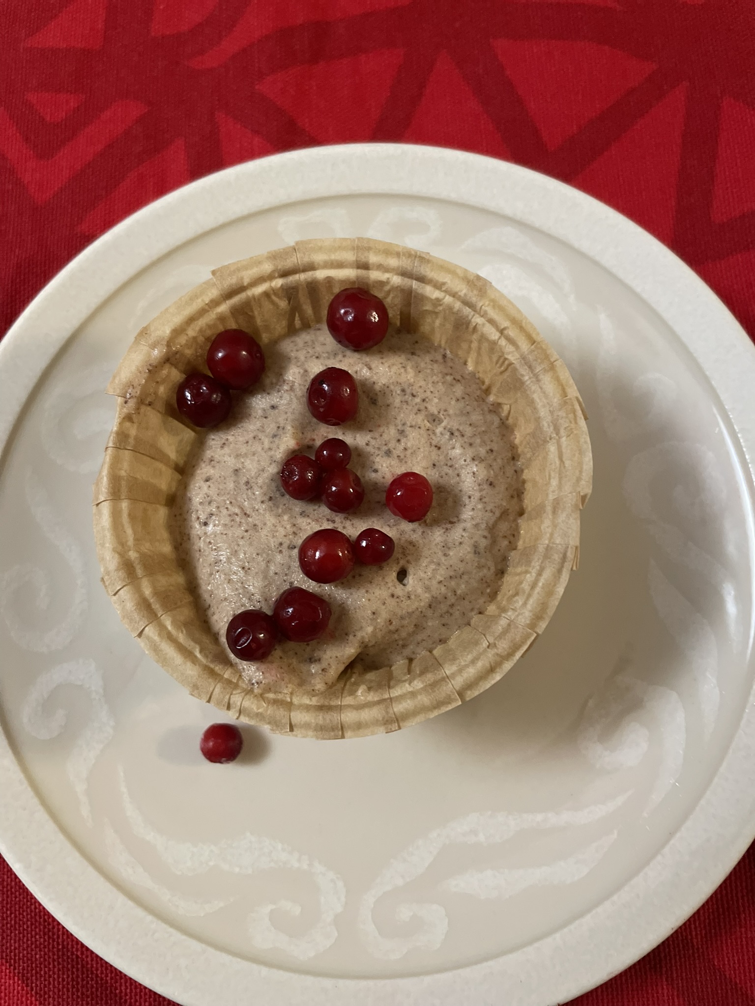 Marianne-semifreddo koristeltu puolukoilla.