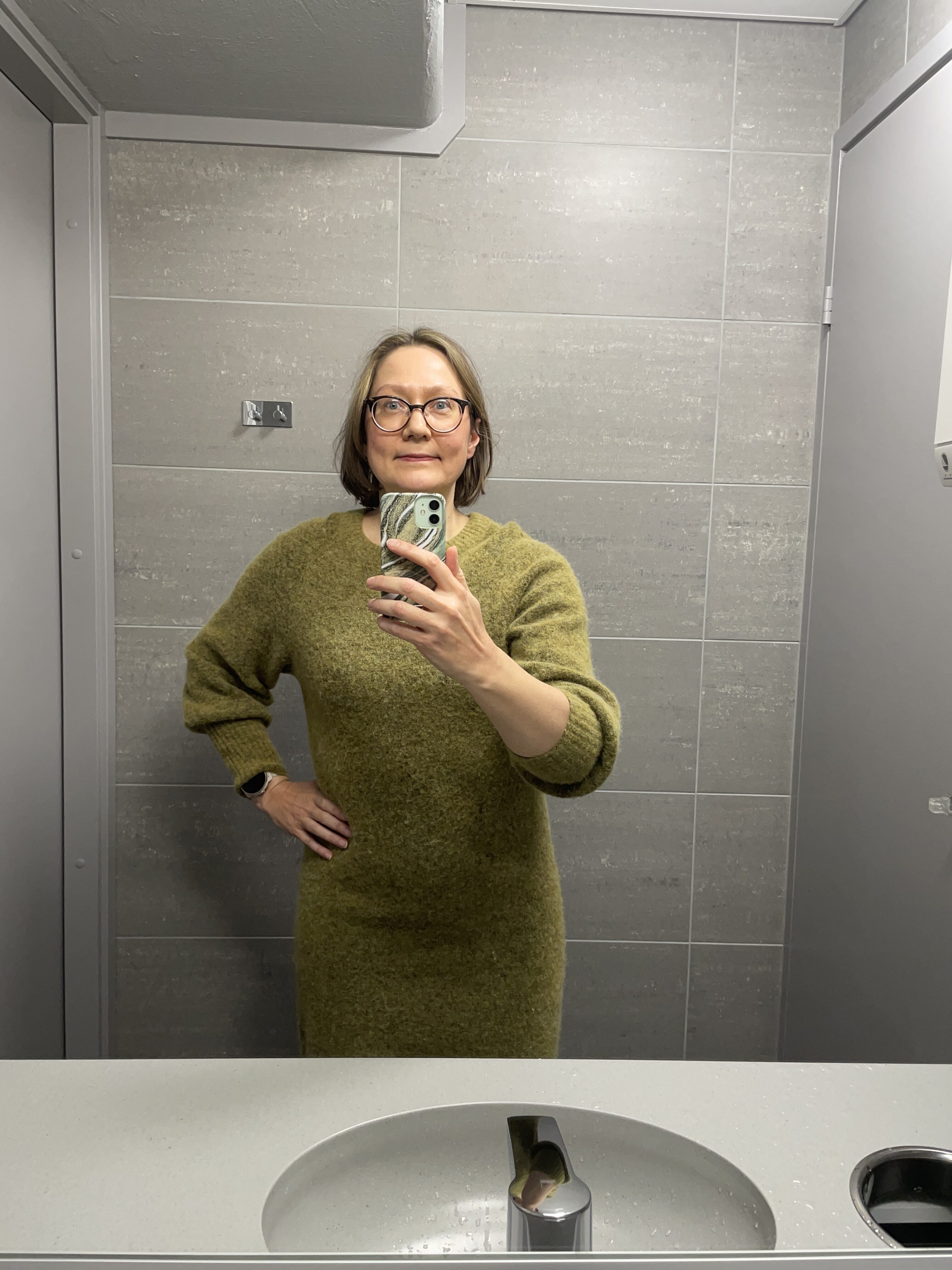 Asuselfie työpaikan vessassa.