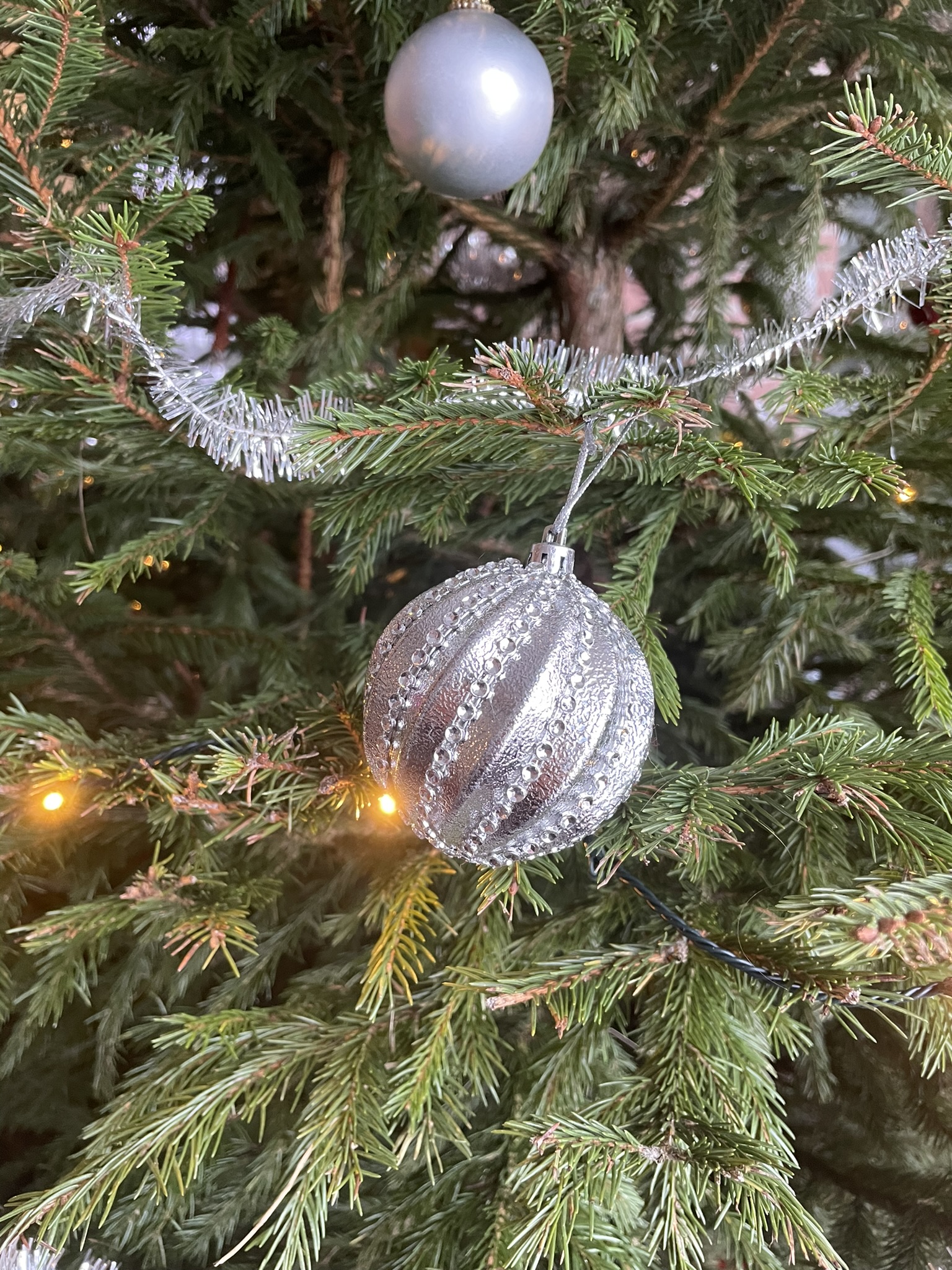 Kuva joulukoristeesta kuusessa.