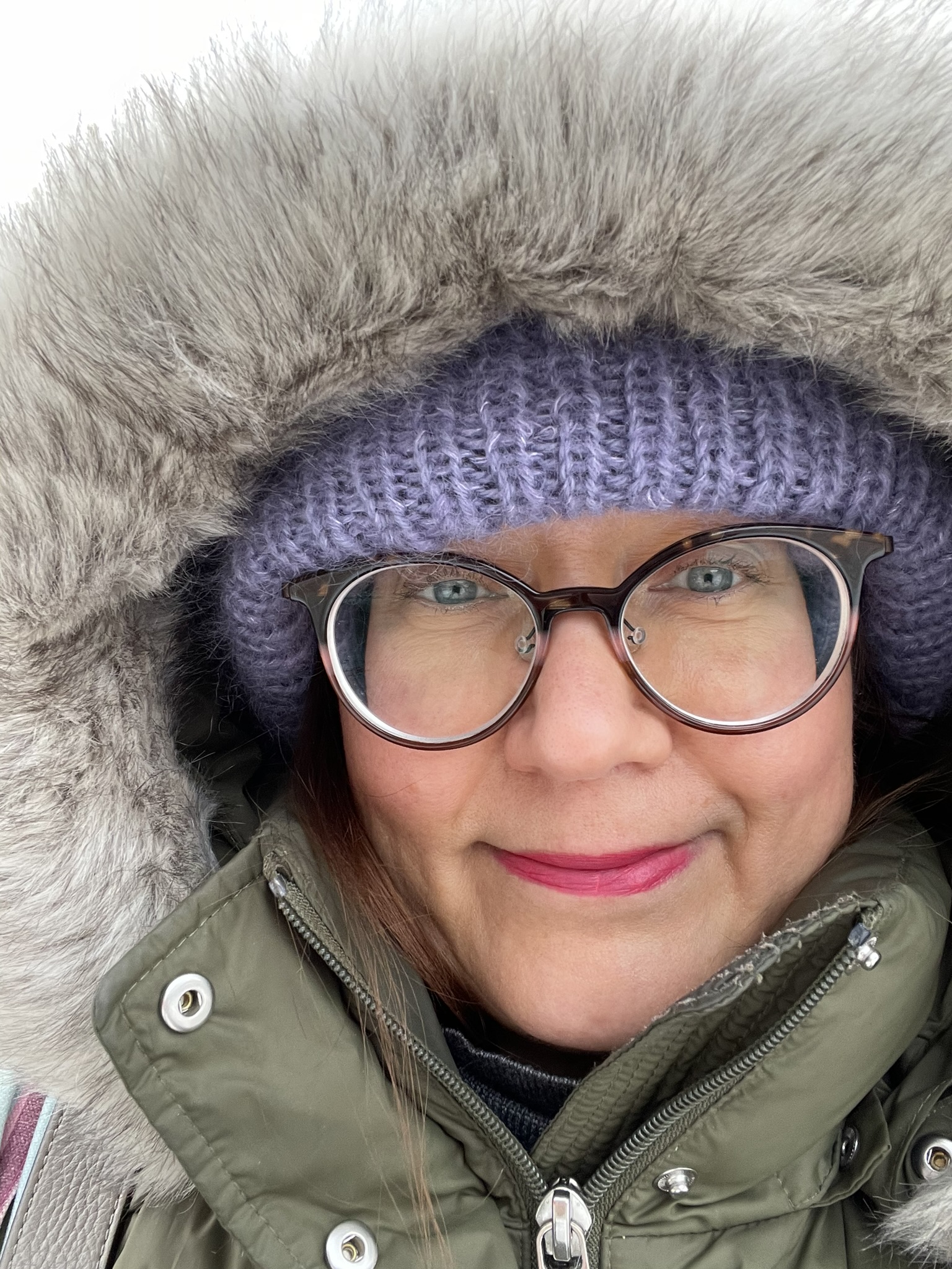 Minä talvitakissa huppu päässä.
