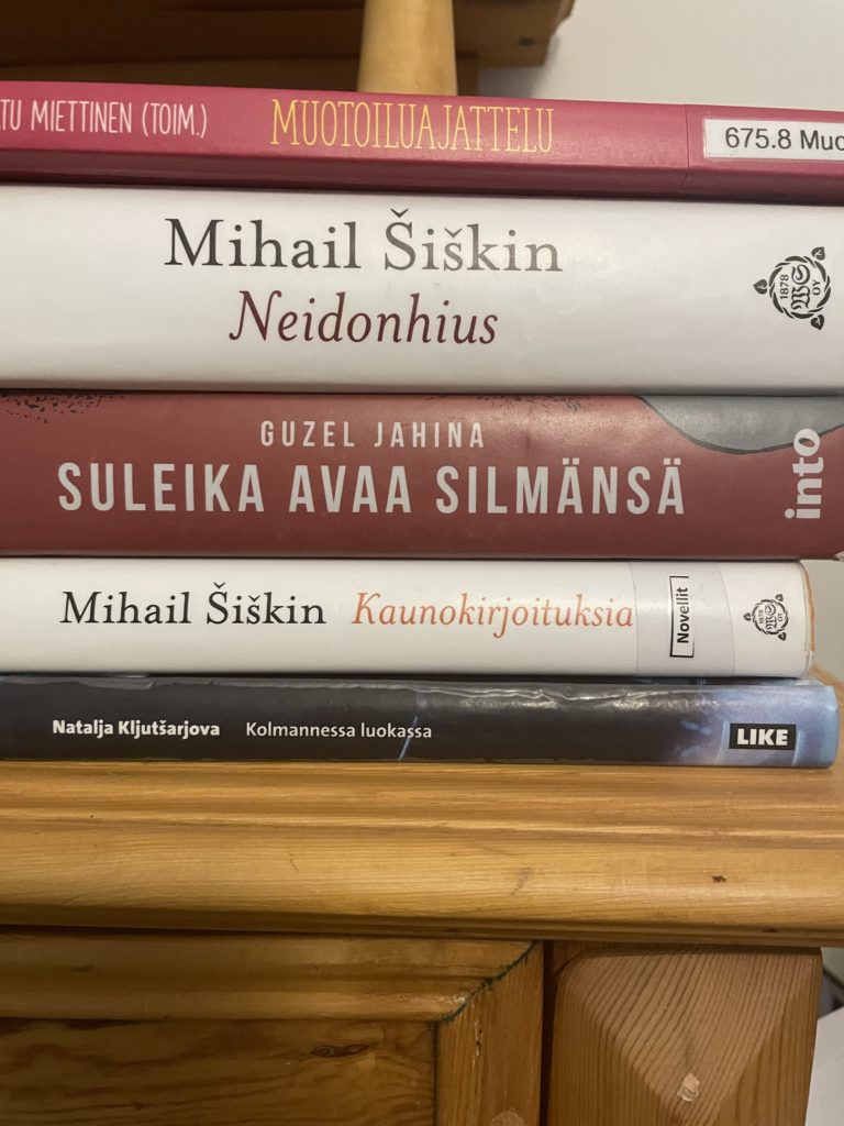Kirjastosta hakemani viisi kirjaa: lukupiirikirja Kolmannessa luokassa, Kaunokirjoituksia, Suleika avaa silmänsä, Neidonhius ja Muotoiluajattelu.