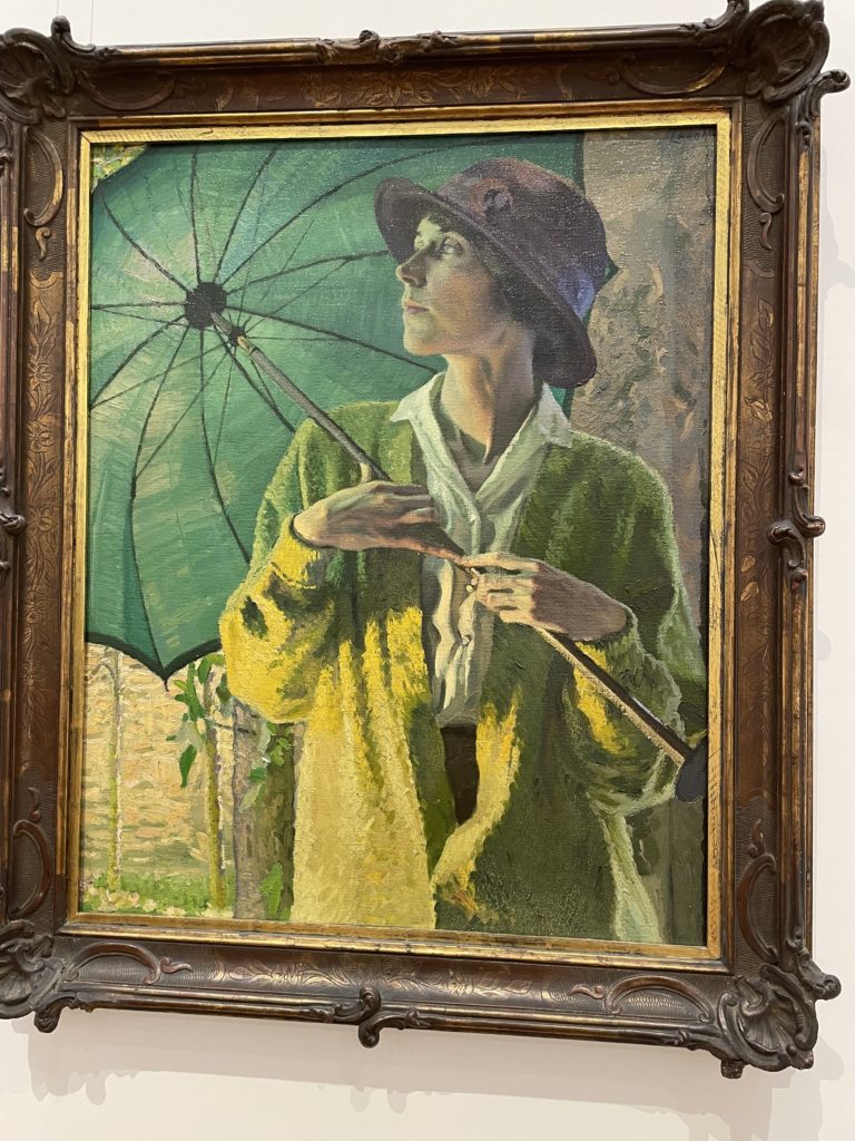 Maalaus naisesta vihreän sateenvarjon kanssa.