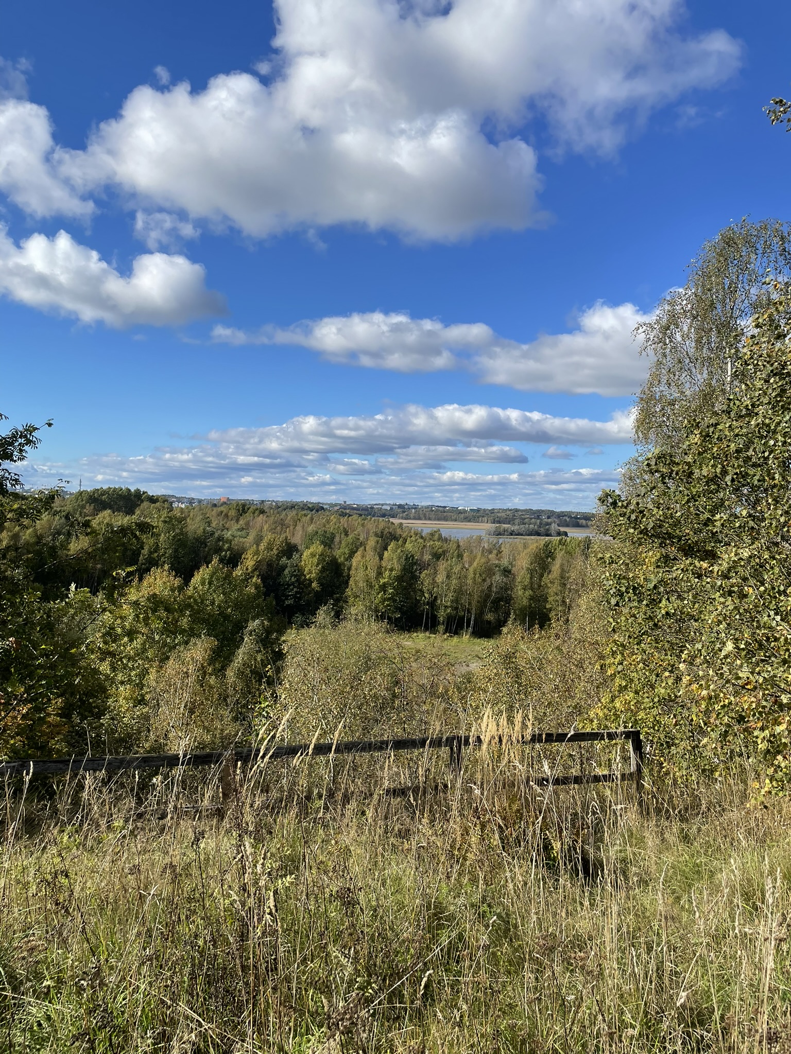 Maisemakuva kävelyreitiltä ylhäältä alas laaksoon.
