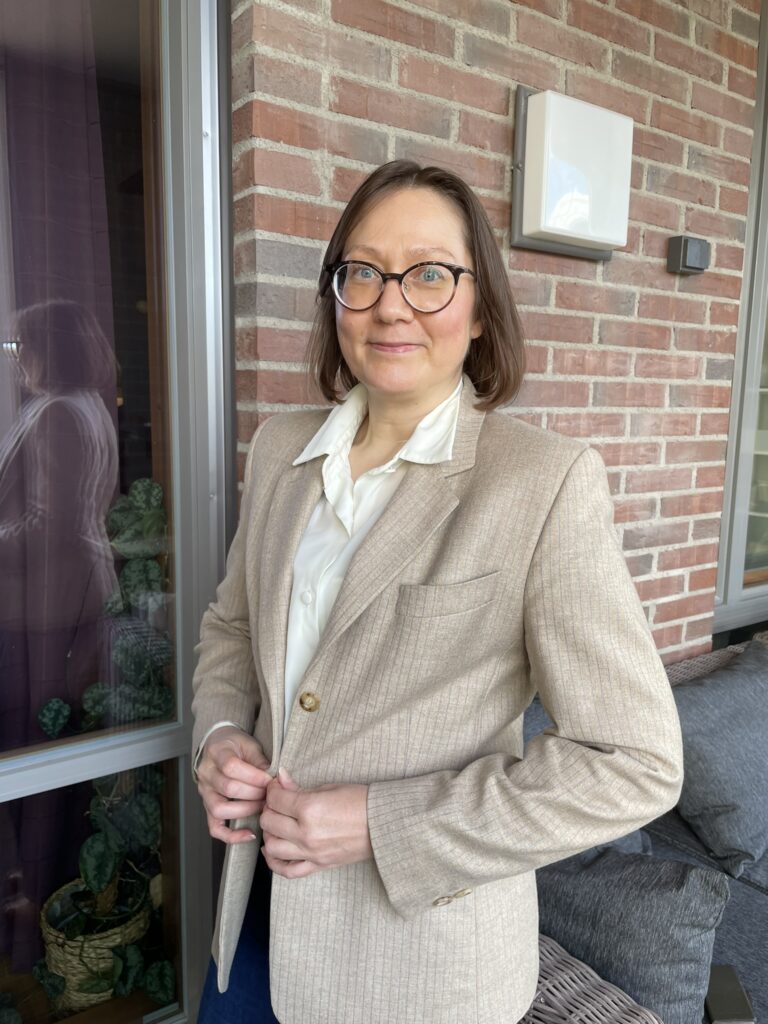 Vaalea paita ja hiekanvärinen bleiseri päälläni.