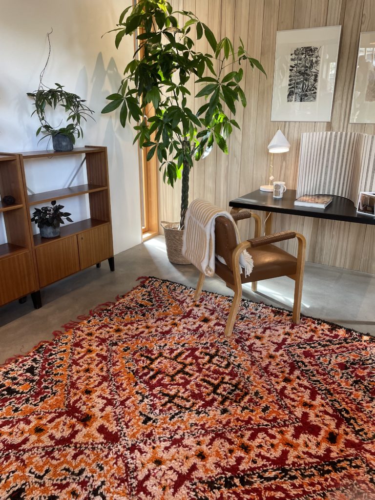 Kuva kierrätyshuonekaluin toteutetusta sisustuksesta.