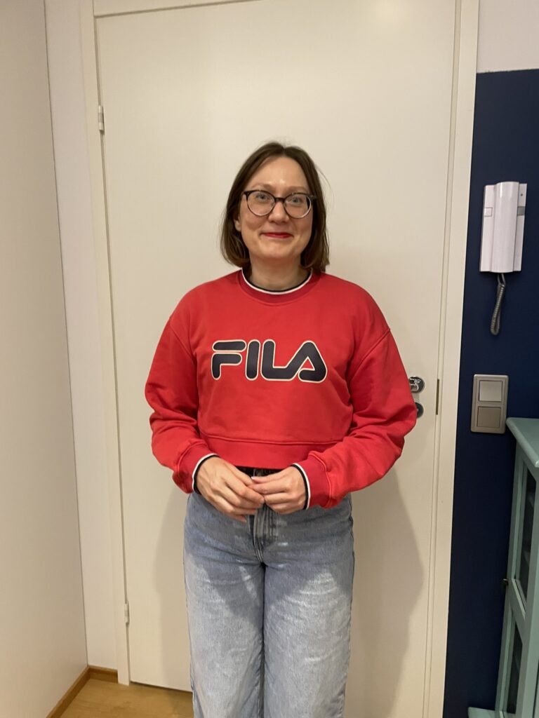 Päälläni Filan punainen cropattu college ja vaaleat farkut.