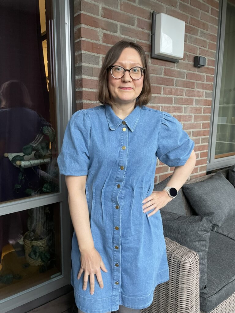 Päälläni puhvihihainen vaaleansininen farkkumekko.