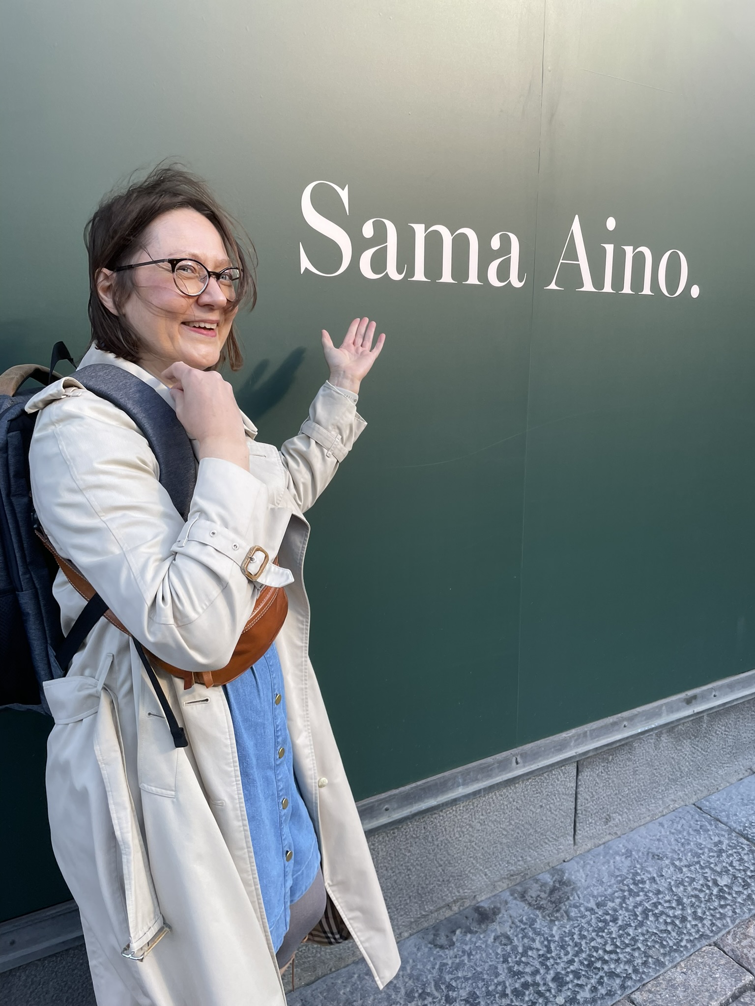 Minä osoittamassa jäätelomainoksen tekstia, jossa lukee "sama Aino".