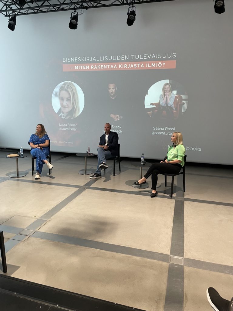 Panelistit Seeck, Rossi ja Friman.