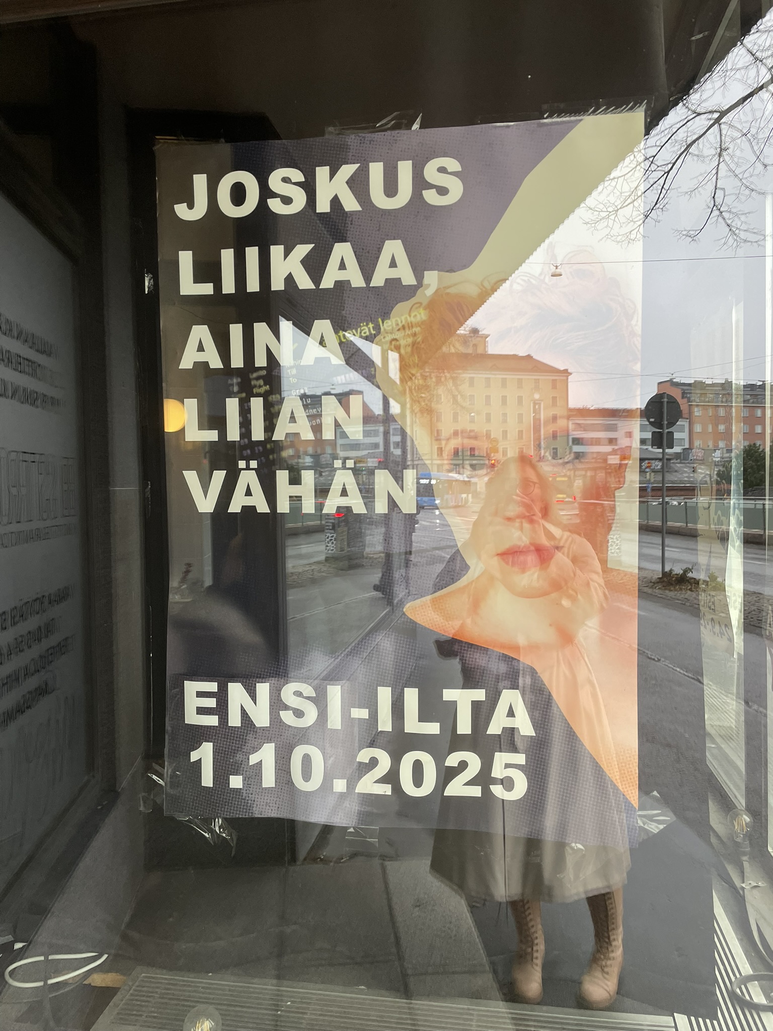 Teatteriesityksen juliste ikkunassa.