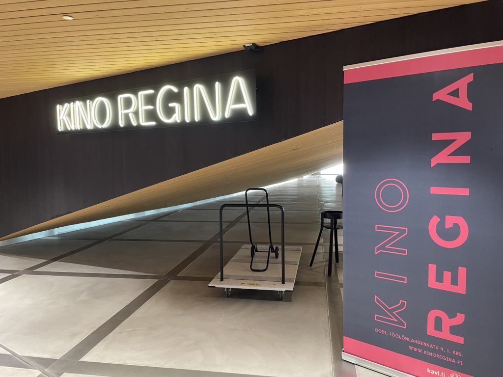 Kino Reginan kyltit.