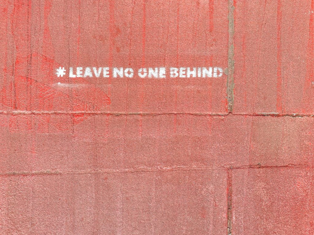 Kuva seinästä, jossa lukee: leave no one behind.
