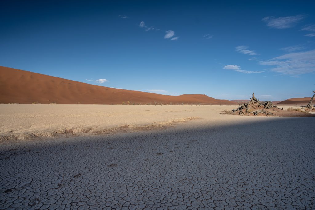 Äärimmäinen kuivuus kuvaa aavikkoa.