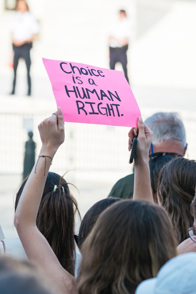 Choice is a human right - mielenosoittajan plakaatti sanoo.