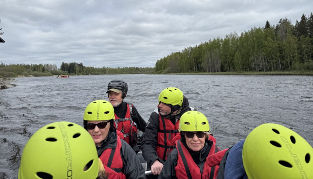 Koskenlaskua Kymijoella veneessä