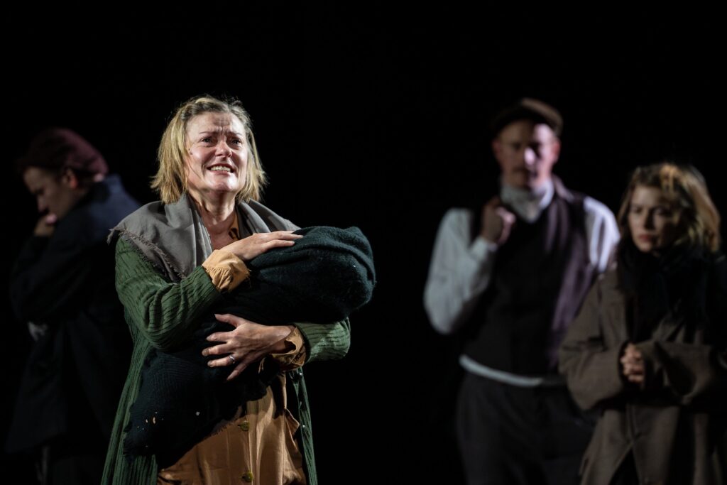 Muistop�iv� nostaa esiin kipe�t tarinat - Naiselo Teatteriarvio