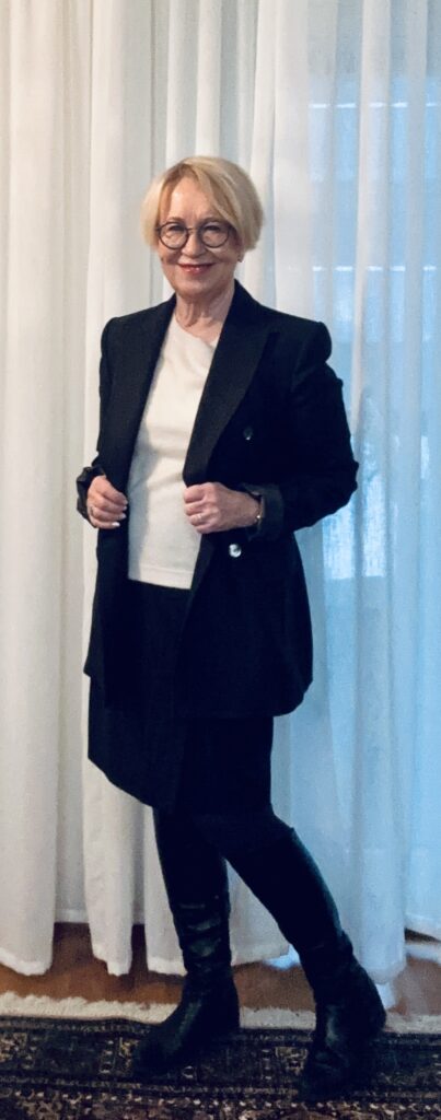 Valkoinen neule ja bleiseri