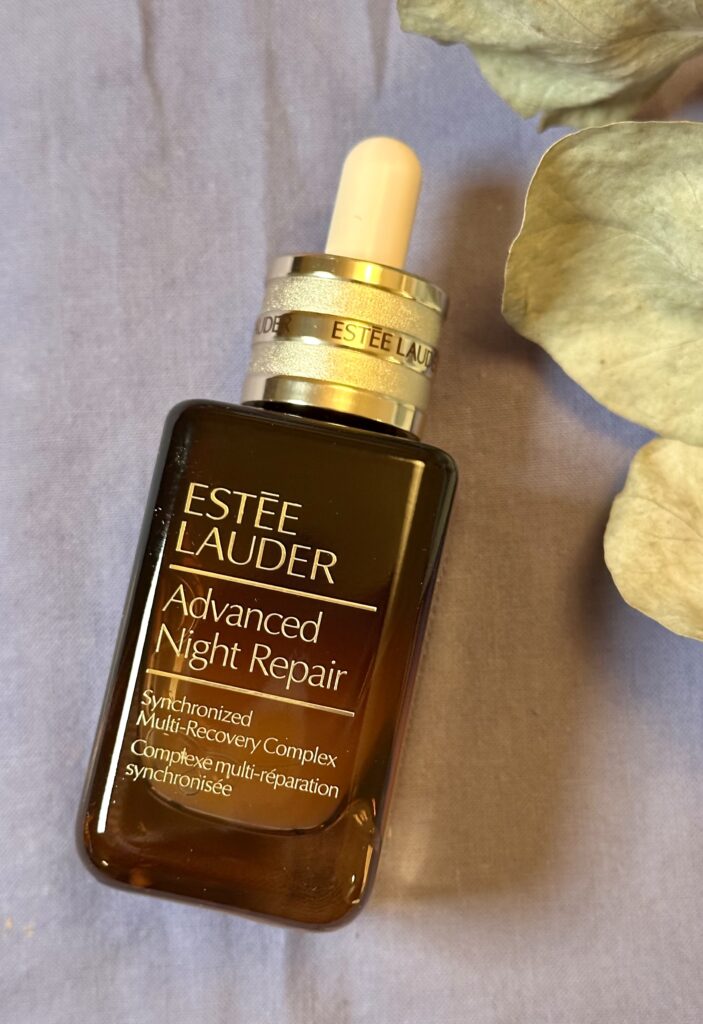 Paras yöseerumi Estee Lauder