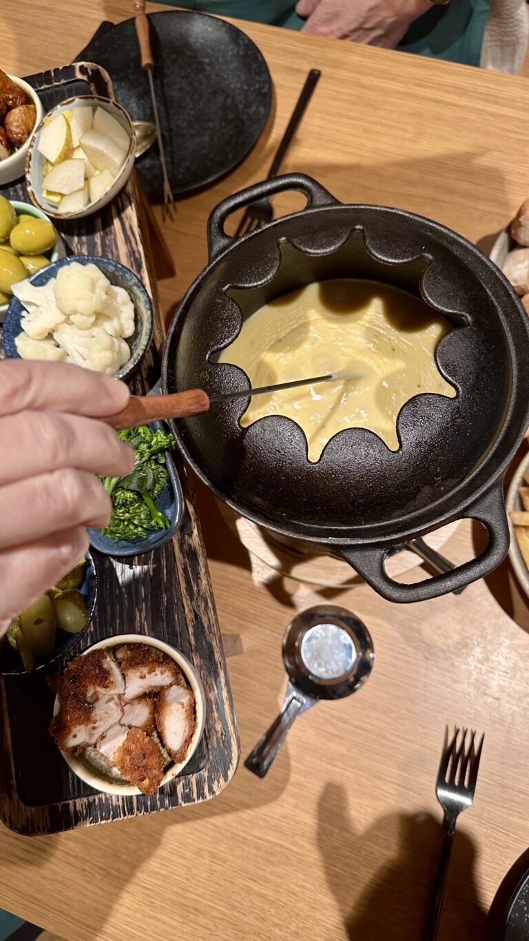 Marskin fondue-padat kokoavat perheen tai ystävät yhteen