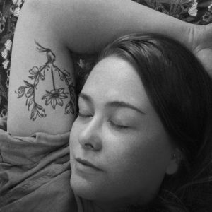 Kuvassa Ainon käsivarren kukkakuosinen tatuointi